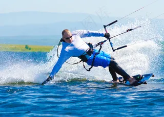 海上冲浪的男人