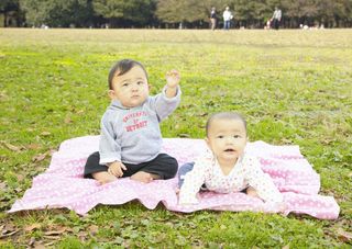 草地上的健康宝宝图片