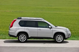 停在草边公路上的轿车图片