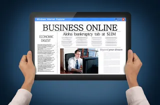 双手拿平板电脑psd素材