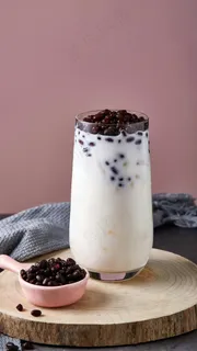 牛奶和黑豆高清摄影图片 牛奶和黑豆高清摄影图片