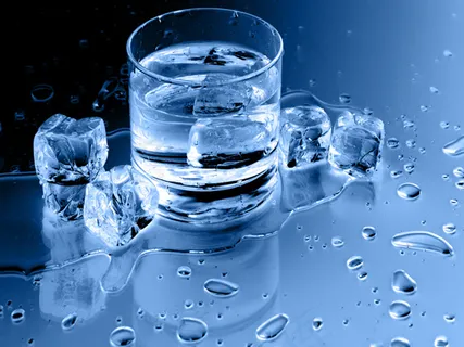 水晶玻璃杯与冰块高清图片-3 水晶玻璃杯与冰块高清图片-3