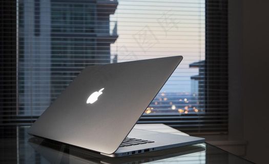 办公桌上的苹果笔记本图片