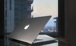 办公桌上的苹果笔记本图片