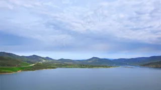 时间流逝缓慢移动的云彩在水股票视频...