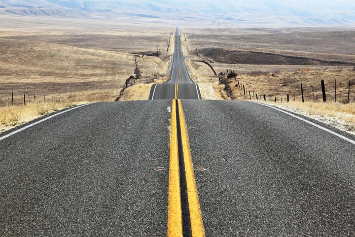草坪上的公路风景图片
