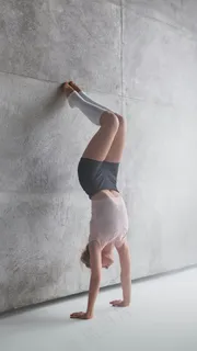 倒立的外国美女高清摄影图片