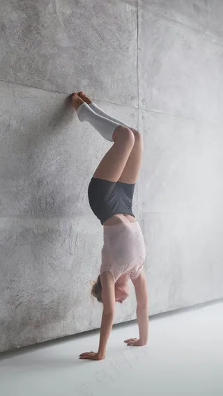 倒立的外国美女高清摄影图片