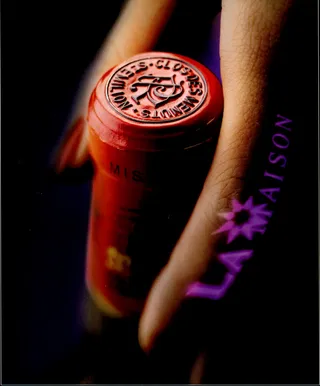 手拿红酒特写图片