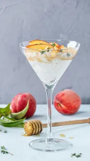 玻璃杯与桃子高清摄影图片