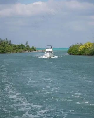开曼群岛海湾中的游艇图片