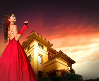 美女拿红酒图片