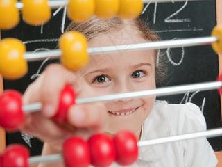 学习算数的女孩高清图片