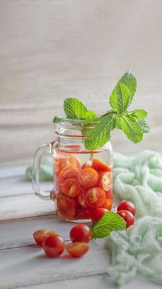 玻璃瓶装着的圣女果高清摄影图片