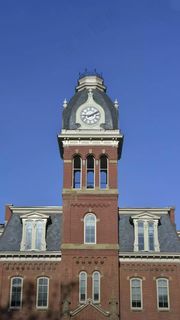 蓝色天空下的外国建筑钟楼高清摄影图片