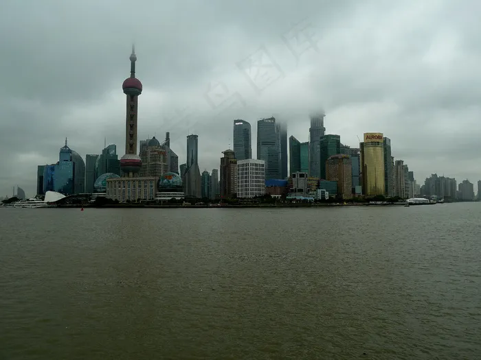 雨中外滩图片