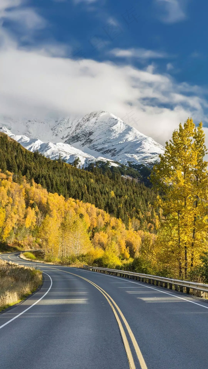 雪山下的公路高清摄影图片