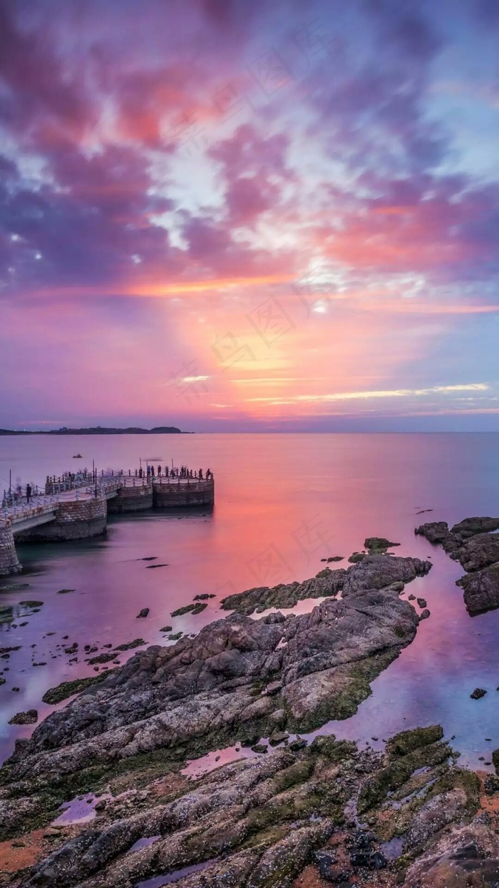 夕阳下的海边高清摄影图片