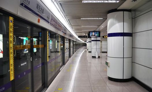 地铁月台图片