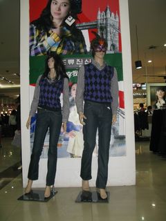 2010春季时尚服装橱窗展示3图片