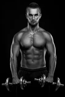 健身的肌肉男人