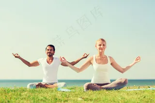 草地上做瑜珈的情侣图片