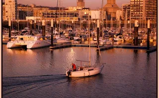 法国 勒阿弗尔 夕阳下的港湾图片