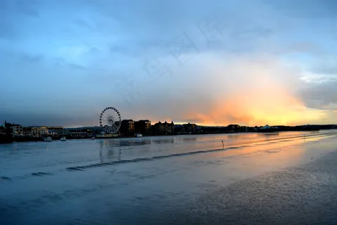 海岸落日景色图片