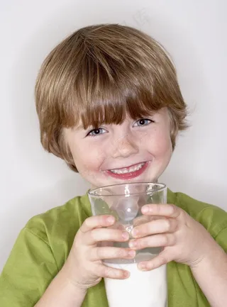 喝牛奶的孩子图片