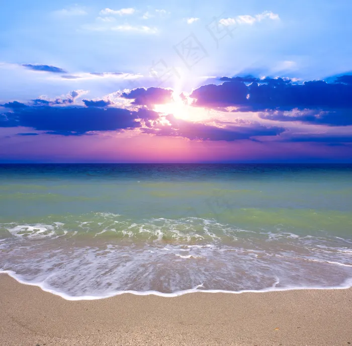 夕阳下的海滩图片