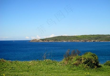 蓝天碧海绿草图片