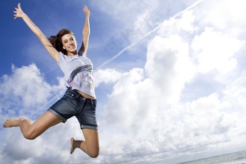 跳起的美女图片