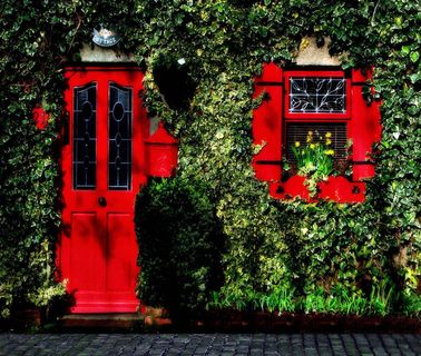 红色门窗与铺石路影楼摄影背景图片