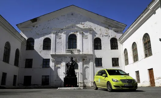 欧洲建筑钱的奔驰节能车图片
