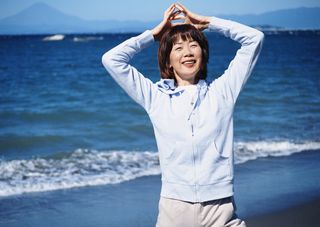 海边微笑中年妇女图片