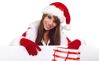 空白广告牌边的圣诞美女图片