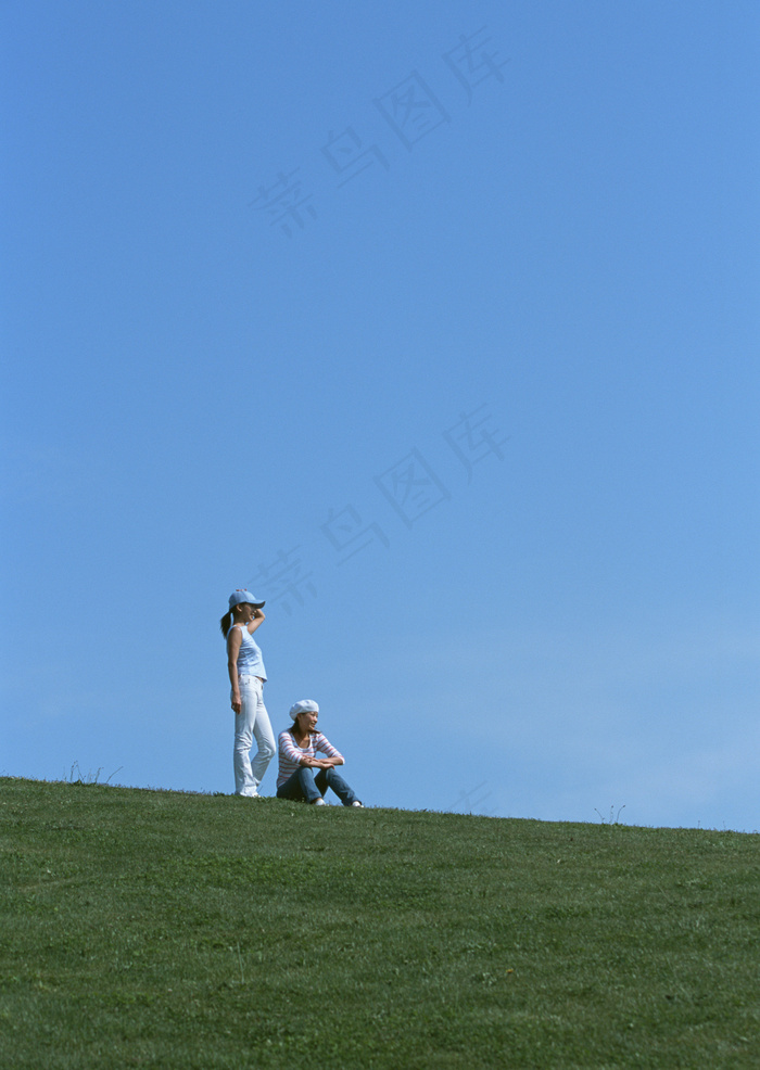 在草地上休息的女性图片