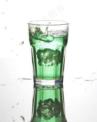 动感冰块水花饮料图片