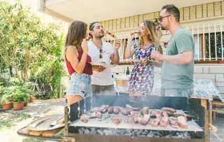 户外野餐烧烤游玩家庭朋友聚餐图片