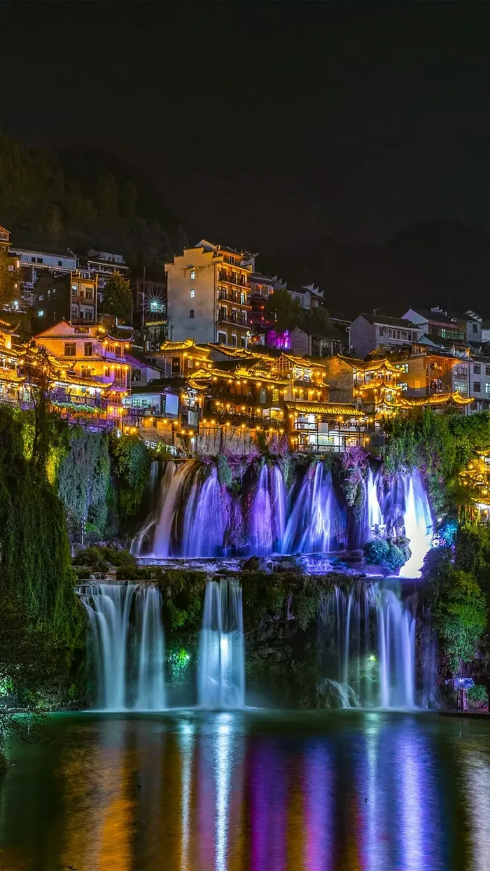 瀑布夜景灯光高清摄影图片