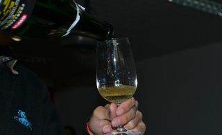 起泡葡萄酒香槟倒酒图片