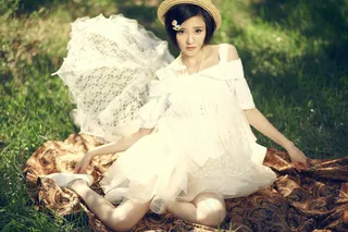 坐在草地上的美女图片