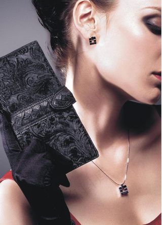 时尚欧美模特配珠宝首饰和奢华皮草图片