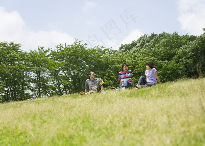 草地上的时尚青年男女图片