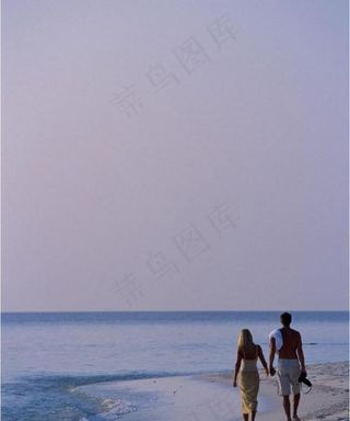 海滩情侣背影图片