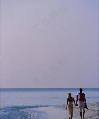 海滩情侣背影图片