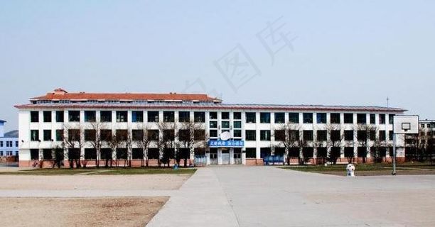 一中春天的教学楼图片