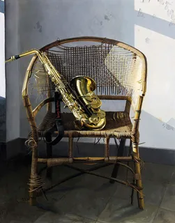 藤椅上的乐器图片