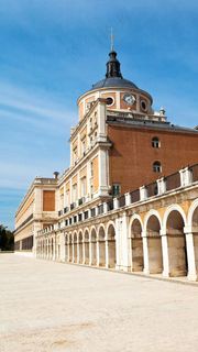 蓝天白云下的外国特色建筑高清摄影图片