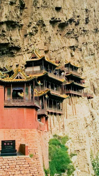 悬崖峭壁上的房屋高清摄影图片